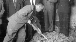 Przedstawiciele władz państwowych czynnie biorą udział w odbudowie stolicy. Nz. minister odbudowy Michał Kaczorowski usuwa gruz, 1946 r. PAP 