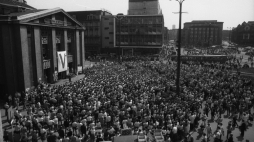 Rynek w Katowicach, wielotysięczny tłum na wiecu kandydatów Komitetu Obywatelskiego przed wyborami 4 czerwca 1989, fot. PAP/S. Jakubowski