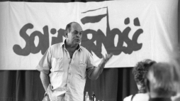 Jacek Kuroń w trakcie kampanii wyborczej 1989 roku, fot. PAP/Z. Matuszewski