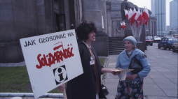 Wybory 4 czerwca 1989. Punkt informacyjny Komitetu Obywatelskiego przed Pałacem Kultury i Nauki w Warszawie. fot. PAP/I. Sobieszczuk