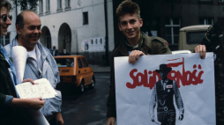 4 czerwca 1989 na warszawskim Żoliborzu: Jacek Kuroń oraz trzymający plakat z Garrym Cooperem Adam Wajrak, fot. PAI/PAP/J. Morek