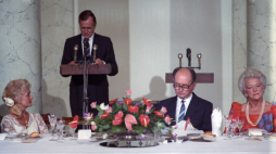 Wizyta prezydenta George'a Busha z małżonką w Polsce (9-11.07.1989). Przyjęcie w Pałacu Namiestnikowskim. Na zdjęciu: przewodniczący Rady Państwa gen. Wojciech Jaruzelski (2P) z małżonką Barbarą (L) i prezydent George Bush (2L) z małżonką Barbarą. Fot. PAP/C. Słomiński