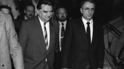 Premier Jan Olszewski wychodzi z parlamentu po głosowaniu w nocy z 4 na 5 czerwca 1992 r. Z prawej szef Kancelarii Sejmu Ryszard Stemplowski. Fot. PAP/J. Stachowicz