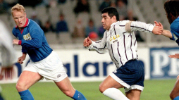 Diego Mardona i Ronald Koeman podczas pokazowego meczu w 1997 r. Fot. PAP/CAF-EPA J. Martin