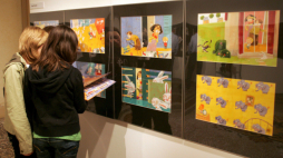 Wystawa ilustracji książkowych dla dzieci, która zainaugurowała 6. festiwal kultury polskiej „Coroso Polonia” w Rzymie w 2008 r. PAP/EPA/Fabio Campana 