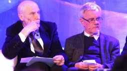 Poeta i wydawca Ryszard Krynicki (L) i tłumacz Anders Bodegard podczas wieczoru wspomnień o Wisławie Szymborskiej w Krakowie w lutym 2012 r. Fot. PAP/J. Bednarczyk