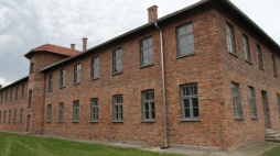 Blok na terenie dawnego KL Auschwitz-Birkenau, fot. PAP/J. Bednarczyk