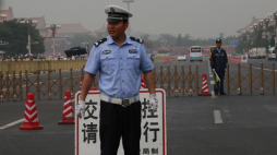 Policjant strzegący dostępu do placu Tiananmen w Pekinie, fot. PAP/EPA