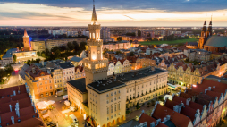 Panorama Opola, na pierwszym planie rynek Starego Miasta z budynkiem ratusza, z lewej Wieża Piastowska, z prawej katedra Opolska. PAP/Sławomir Mielnik