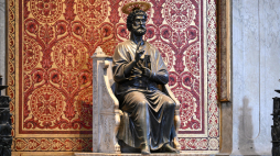Figura świętego Piotra w Bazylice św. Piotra w Watykanie. Fot. PAP/D. Delmanowicz 