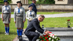 Prezydent RP Andrzej Duda przy grobie księdza Bolesława Domańskiego w Zakrzewie. PAP/Tytus Żmijewski