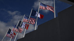 Flagi Francji i USA na lotnisku Orly pod Paryżem. Fot. PAP/EPA/J. de Rosa