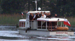 Papież Jan Paweł II, odpoczywający w pokamedulskim klasztorze w Wigrach, na pokładzie Trytona na jeziorze Wigry. 08.06.1999. Fot. PAP/R. Pietruszka