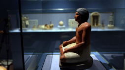 Figura starożytnego skryby w Cairo Airport Museum. Fot. PAP/EPA