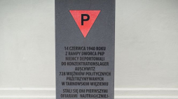 Obelisk na dworcu kolejowym w Tarnowie upamiętniający pierwszy transport Polaków do KL Auschwitz. 2020 r. Fot. PAP/P. Topolski