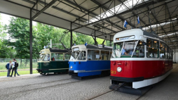 Wagon typu Konstal 102Na (L), Konstal 102Na (C) i typu Konstal 13N (P) podczas prezentacji historycznych tramwajów z Poznania i Warszawy, które będą kursować na Krakowskiej Linii Muzealnej. 07.06.2024. Fot. PAP/Art Service