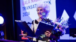 Laureatka Vera Verdiani podczas uroczystości wręczenia Nagrody Transatlantyk. Fot. PAP/Art Service
