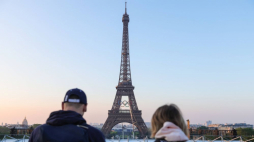 Wieża Eilffla przyozdobiona kółkami olimpijskimi. Fot. PAP/EPA