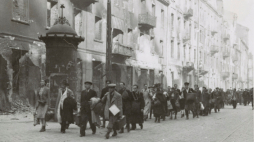 Żydzi w drodze na Umschlagplatz na ulicy Zamenhofa. Fot. ze zbiorów United States Holocaust Memorial Museum.