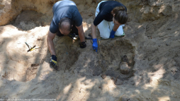 Szczątki ludzkie odnaleziono w pozostałościach ziemianki, na głębokości około 1,5 metra. Źródło/IPN