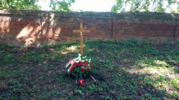 Krzyż ustawiony przez delegację IPN w 2023 r. na zbiorowej mogile około 500 pomordowanych Polaków w Ołyce. Fot. PAP/M.Szukała
