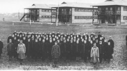 Obóz dla ochotników do Armii Polskiej we Francji Tadeusz Kosciuszko Camp w Niagara (Kanada) - żołnierze na tle baraków mieszkalnych. Fot. Narodowe Archiwum Cyfrowe.