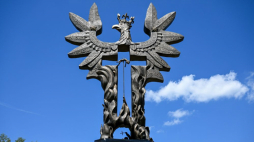 Pomnik Rzezi Wołyńskiej w Domostawie. Fot. PAP/D. Delmanowicz