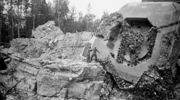 Ruiny bunkra na terenie Wilczego Szańca w październiku 1946 r. Fot. PAP/J. Baranowski.