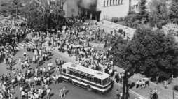 Tłum protestujących zebrany przed budynkiem Komitetu Wojewódzkiego w Radomiu 25 czerwca 1976 r. Fot. PAP/Reprodukcja