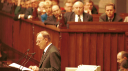 Minister Spraw Wewnętrznych Andrzej Milczanowski podczas wystąpienia 21 grudnia 1995 r. Fot. Stein-PAP