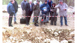 Poszukiwania ofiar zbrodni w rejonie Srebrenicy w 1998 r. Fot. PAP/CAF-EPA.