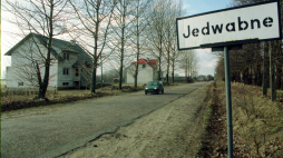 Wjazd do miasteczka od strony Wizny w 2000 r. Fot. PAP/Z.Lenkiewicz