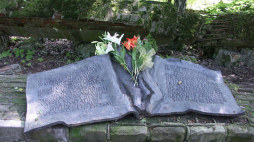 Tablica pamiątkowa poświęcona Stauffenbergowi umieszczona na ruinach baraku, w którym 20 lipca 1944 roku dokonano zamachu na Hitlera. Fot. PAP/M. Kaczyńska