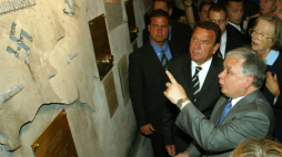 Prezydent Warszawy Lech Kaczyński i kanclerz Niemiec Gerhard Schroeder podczas wizyty w Muzeum Powstania Warszawskiego w Warszawie 1 sierpnia 2004 r. Fot. PAP/T. Gzell