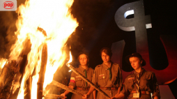 Ogień przyniesiony z Grobu Nieznanego Żołnierza zapłonął na Kopcu Powstania Warszawskiego, 2006 r. PAP/Andrzej Wiktor