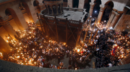 Wierni trzymają zapalone świece w Bazylice Grobu Pańskiego w Jerozolimie, podczas ceremonii tzw. Cudu Świętego Ognia w prawosławną Wielką Sobotę. Fot. PAP/EPA/N. Shohat