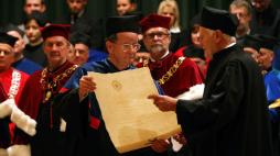 Prof. Jerzy Borejsza podczas uroczystości nadania tytułu Honoris Causa prezydentowi Republiki Litewskiej Valdasowi Adamkusowi (P) na inauguracji roku akademickiego Uniwersytetu Mikołaja Kopernika w Toruniu w 2007 r. Fot. PAP/P. Ulanowski.