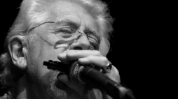 John Mayall podczas koncertu w Budapeszcie w 2008 r. Fot. PAP/EPA/N. Bruzak
