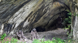 Jaskinia Ciemna położona na terenie Ojcowskiego Parku Narodowego na zboczu Doliny Prądnika. Przed wejściem zrekonstruowane obozowisko neandertalczyków. PAP/Afa Pixx/Zenon Żyburtowicz