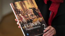 Prezentacja drugiego tomu podręcznika pt. "Europa - nasza historia" w Krzyżowej w 2017 r. Fot. PAP/M. Kulczyński