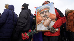 Uczestnicy komunistycznej manifestacji na Placu Czerwonym w Moskwie w 65. rocznicę śmierci dyktatora. Fot. PAP/EPA/S. Ilnitsky