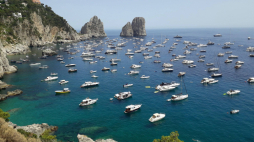 Jedna z zatok wyspy Capri. PAP/EPA/G. Catugno