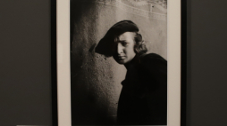 Fotografia „Autoportret w berecie” zaprezentowana podczas wystawy prac fotograficznych Stanisława Szukalskiego „Stanisław Szukalski. Fotografista” w Muzeum Górnośląskim w Bytomiu w 2022 r. Fot. PAP/Z. Meissner