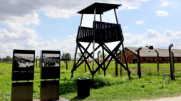 Wieża wartownicza na terenie byłego obozu Auschwitz II-Birkenau. Fot. PAP/T. Wiktor