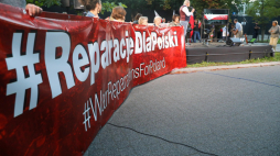 Uczestnicy demonstracji pod hasłem #ReparacjeDlaPolski przed Ambasadą Republiki Federalnej Niemiec w Warszawie w 2022 r. PAP/T. Gzell 