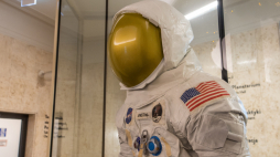 Replika skafandra Neila Armstronga prezentowana była w Planetarium w Chorzowie, fot. PAP/Z. Meissner