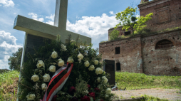 Krzyż i tablica pamiątkowa w Kisielinie na Wołyniu, fot. PAP/V. Musiienko