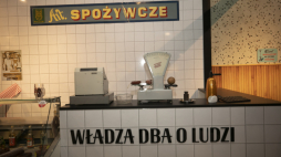 Muzeum Motoryzacji WENA w Oławie. Na 7 tys. mkw nowej hali prezentowanych jest 459 samochodów, 100 motocykli, 192 rowery oraz wiele innych pojazdów. Ekspozycję wzbogacono sekcjami multimedialnymi oraz prezentacjami przedmiotów z czasów PRL. Fot. PAP/K. Cesarz