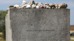 Pomnik upamiętniający Żydów zamordowanych 10 lipca 1941 w Jedwabnem w 83. rocznicę zbrodni. Fot. PAP/A. Reszko 