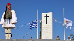 Żołnierze Republiki Cypru podczas obchodów upamiętniających poległych podczas walk z wojskami tureckimi w 1974 r. Fot. PAP/EPA/K. Christodoulou 